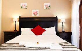 Dumelang Executive Lodge- Off-Grid Solar Powered Midrand